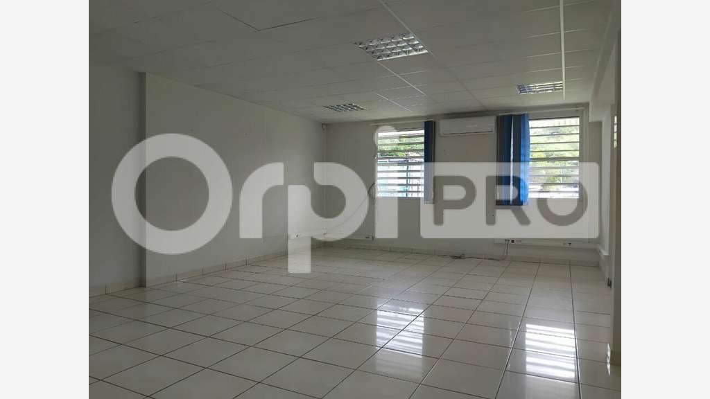 A louer bureaux climatisés 93m² à Remire-Montjoly