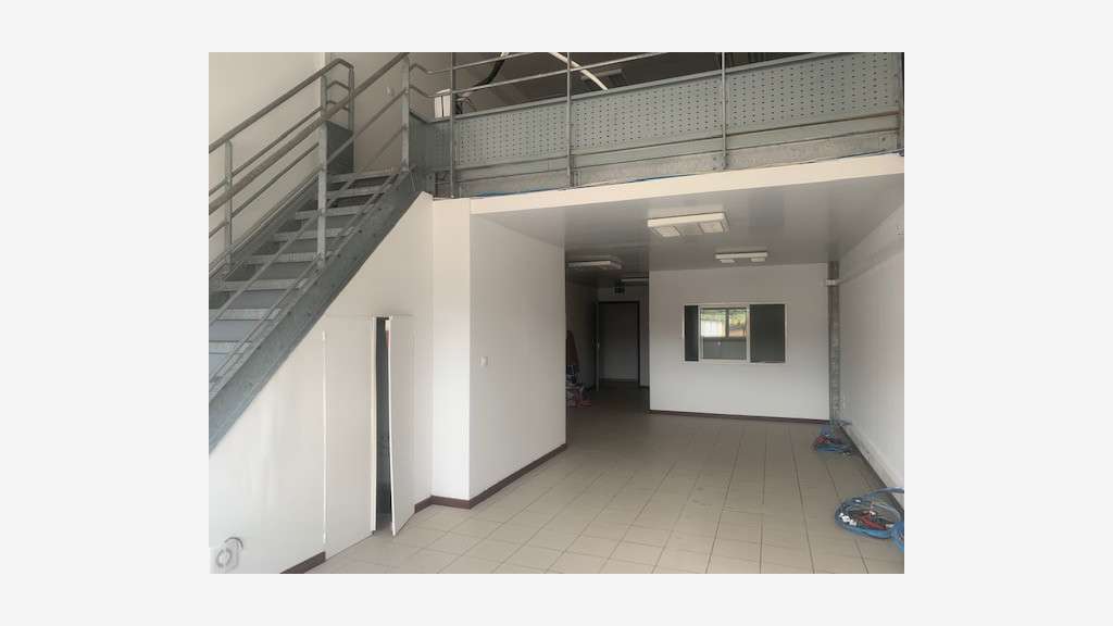 A louer bureaux 105m² R+1 ZA Dégrad des Cannes