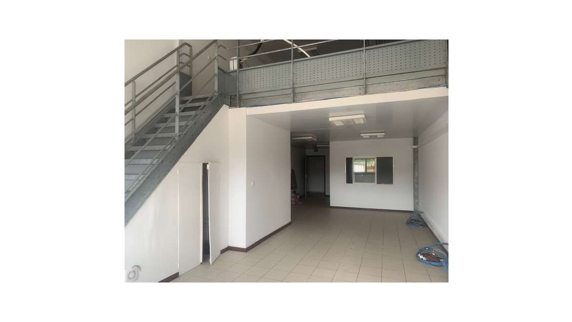 A louer bureaux 105m² R+1 ZA Dégrad des Cannes