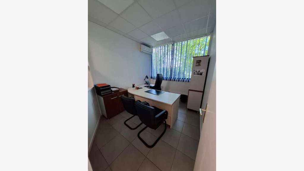 A louer bureaux en RDC de 94m² à Remire Montjoly