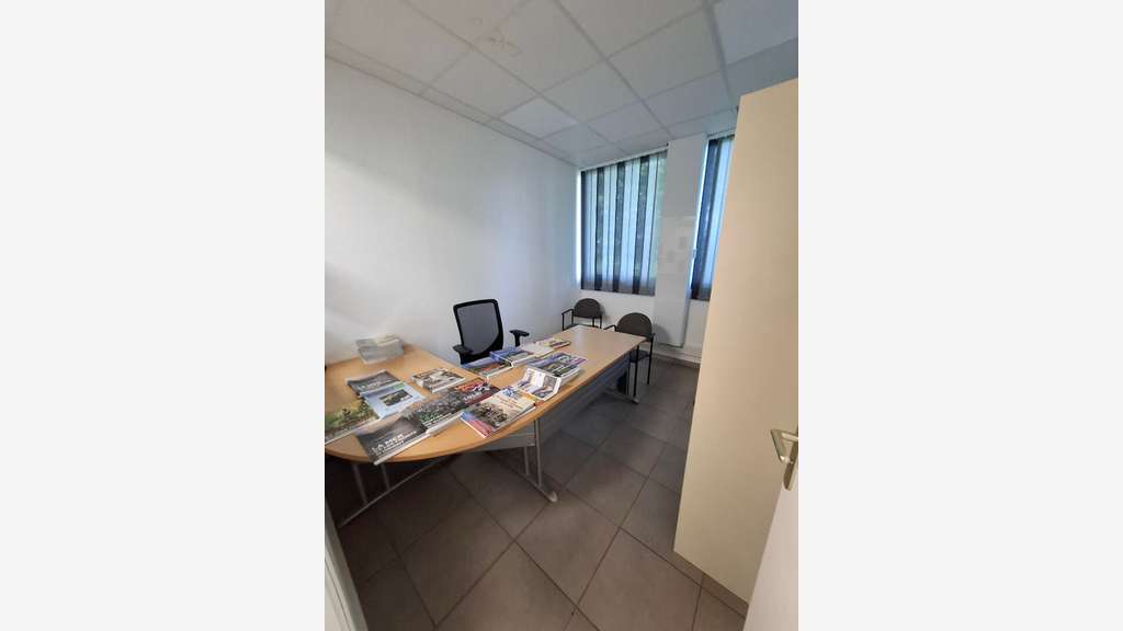 A louer bureaux en RDC de 94m² à Remire Montjoly