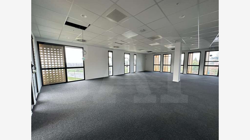 Bureaux neufs 165m² à louer à Rennes Atalante 