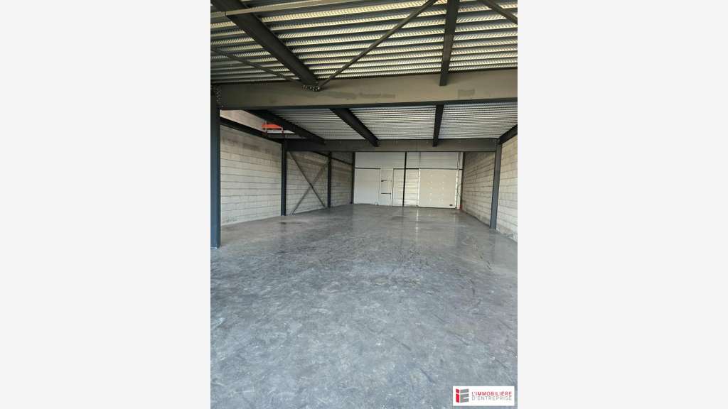 Local 340m² à louer en ZA à La Mézière