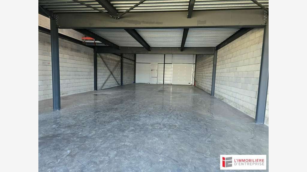 Local 340m² à louer en ZA à La Mézière