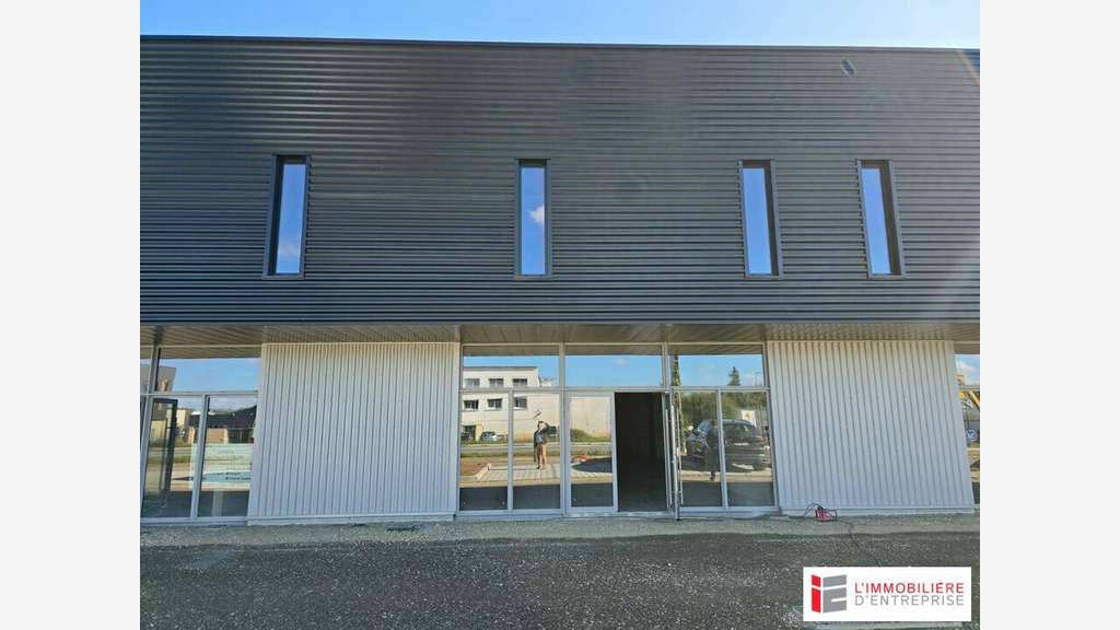 Local 340m² à louer en ZA à La Mézière