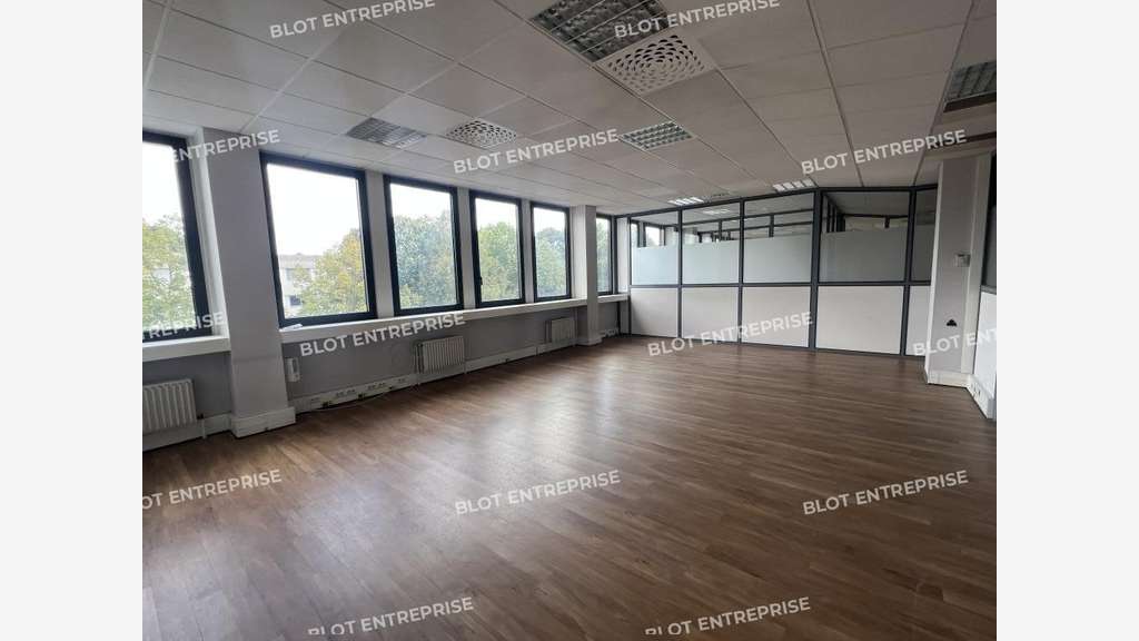 A louer bureaux 666m² à Rennes Av Fréville 