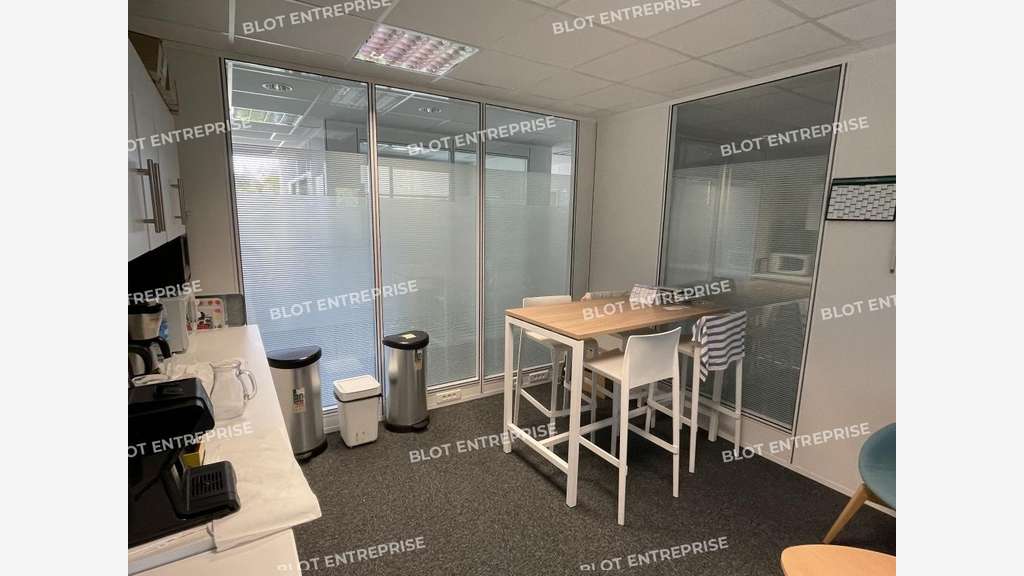 Location bureaux 237m² R+1 à Rennes Champéaux