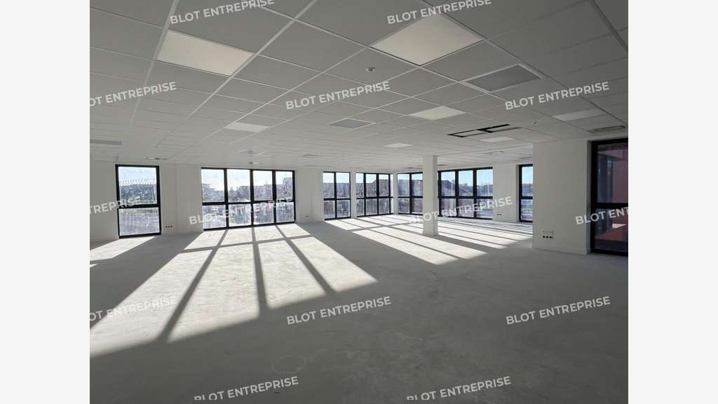 A louer locaux neufs 826m² divisibles R+2 à Rennes