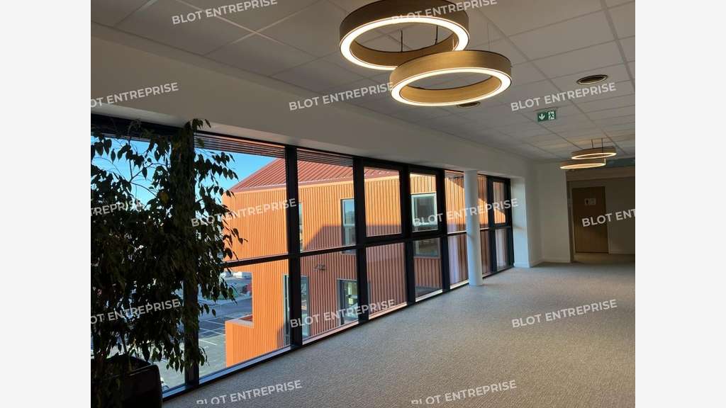 A louer locaux neufs 826m² divisibles R+2 à Rennes