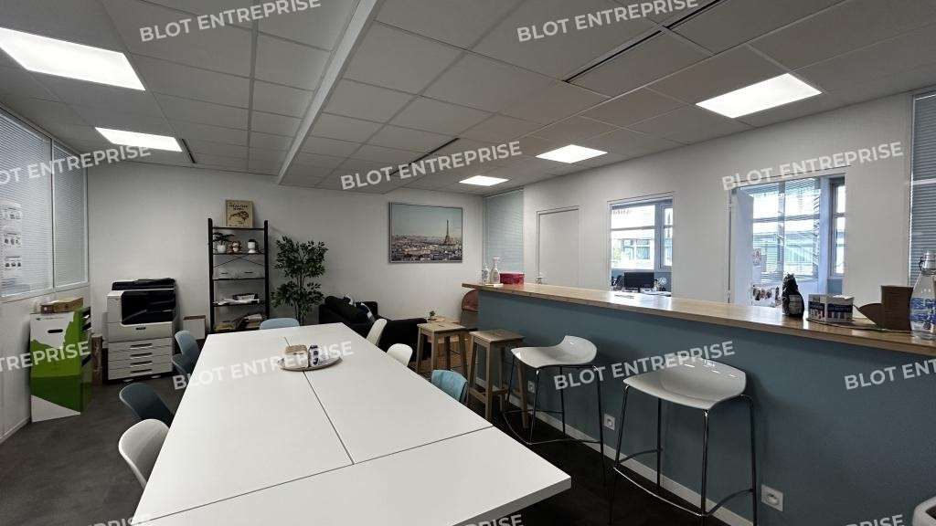 A louer bureaux de 263m² + parkings à Rennes