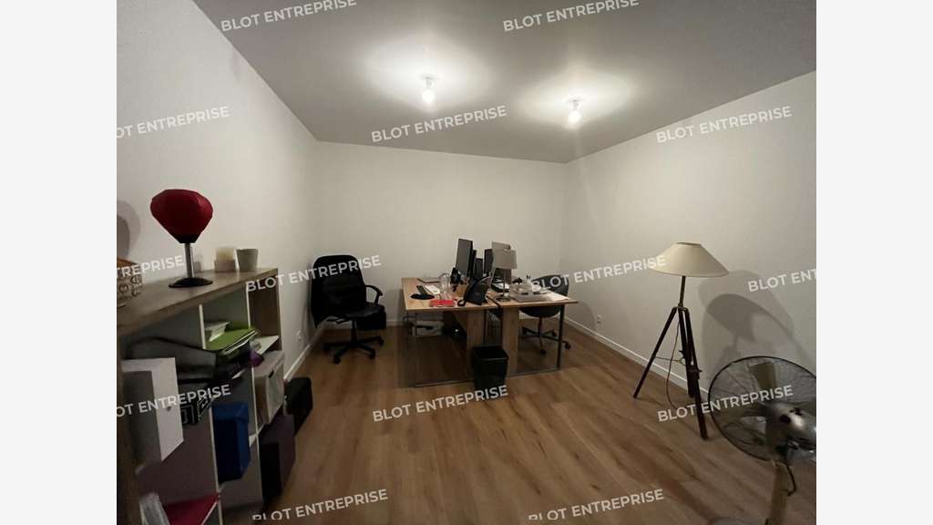 A LOUER - BUREAUX VITRINE NEUFS - 150 m² RENNES