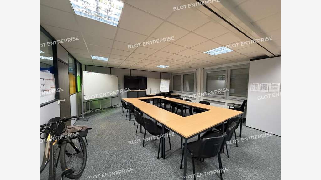 A LOUER BUREAUX 404 m² RENNES FREVILLE