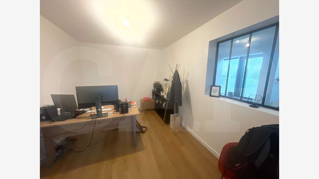 A Louer bureaux de 150m² à Baud Chardonnet