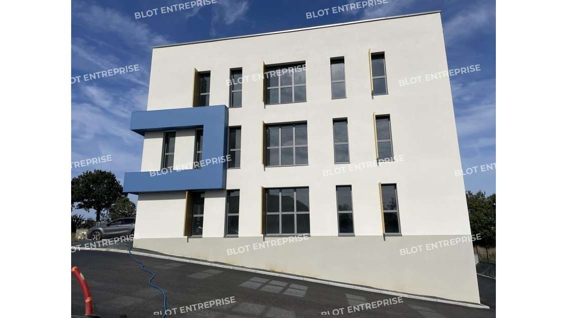A louer bureaux neuf 871m² à Châteaubourg
