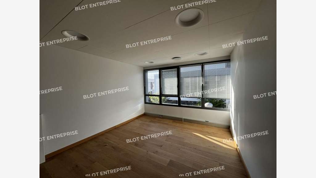 A louer bureau rénové 235m² à Saint-Grégoire