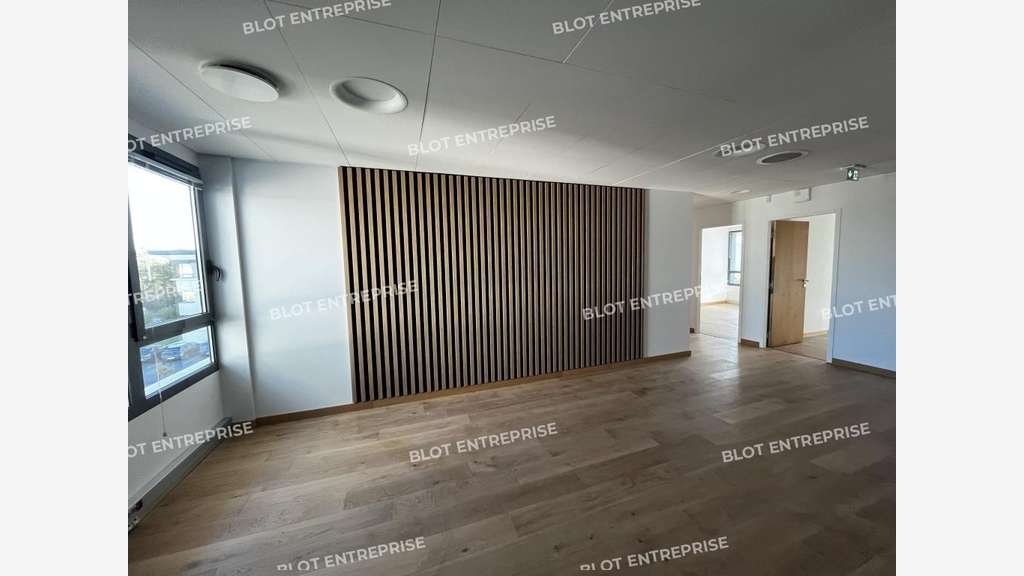 A louer bureau rénové 235m² à Saint-Grégoire