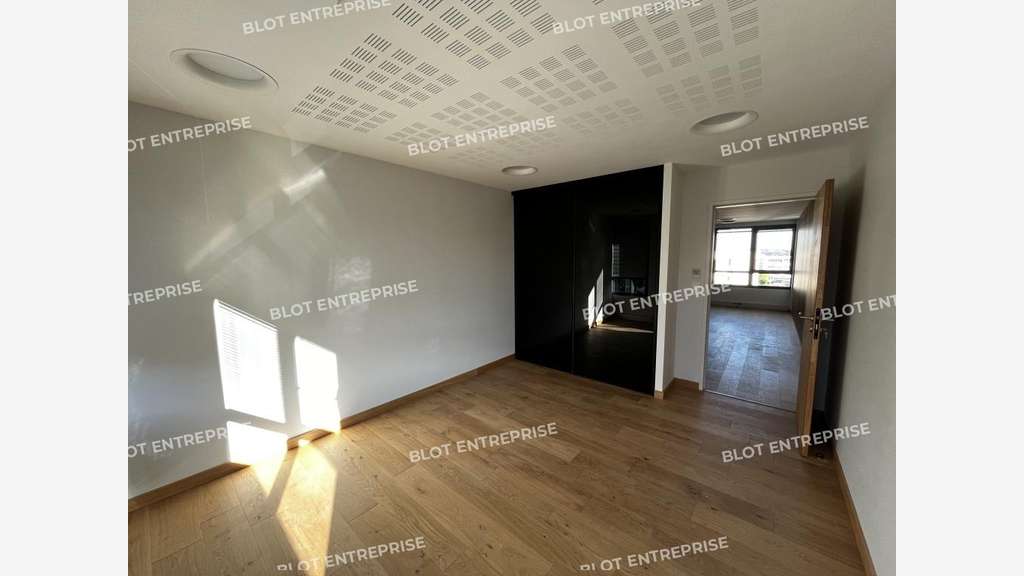 A louer bureau rénové 235m² à Saint-Grégoire