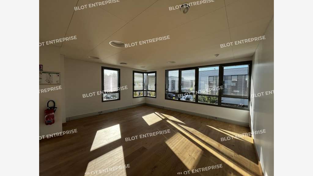 A louer bureau rénové 235m² à Saint-Grégoire