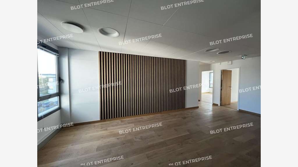A louer bureau rénové 235m² à Saint-Grégoire