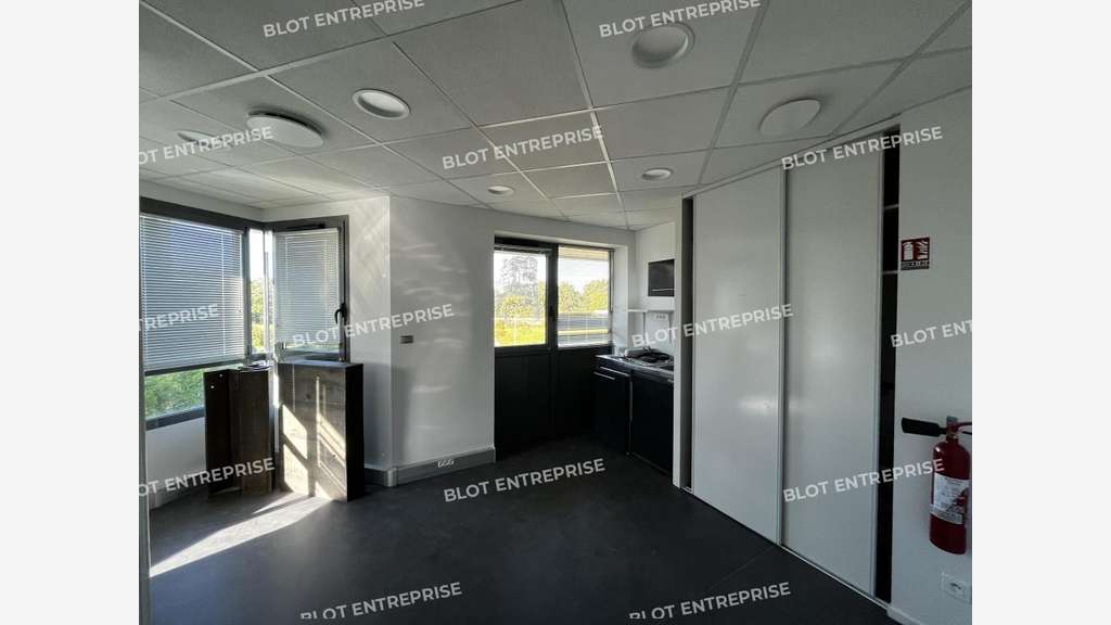 A louer bureau rénové 235m² à Saint-Grégoire