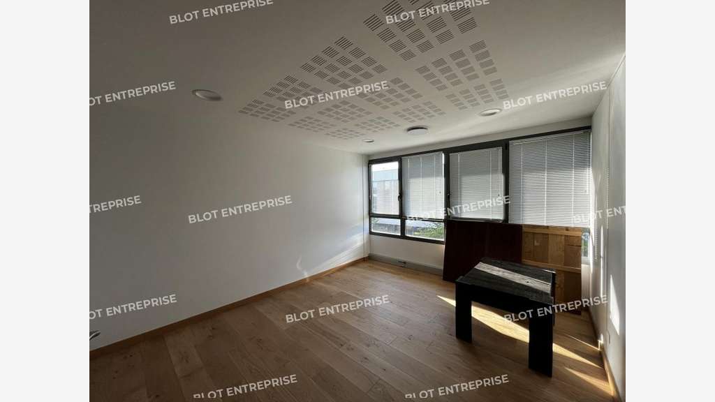 A louer bureau rénové 235m² à Saint-Grégoire