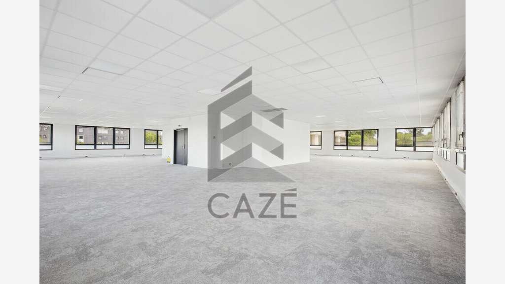 Plateau de bureaux 646m² R+1 à louer à Mérignac
