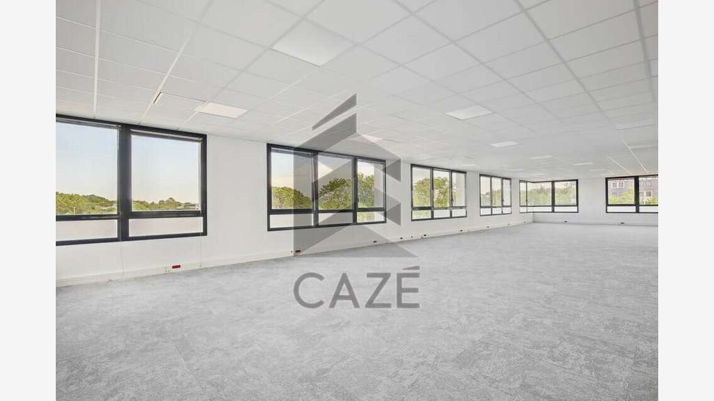 Plateau de bureaux 646m² R+1 à louer à Mérignac