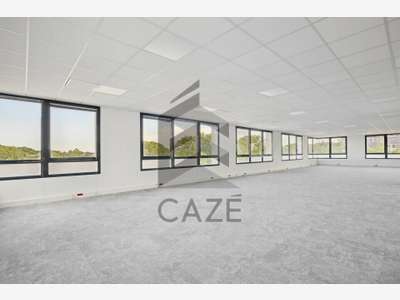 Plateau de bureaux 646m² R+1 à louer à Mérignac 