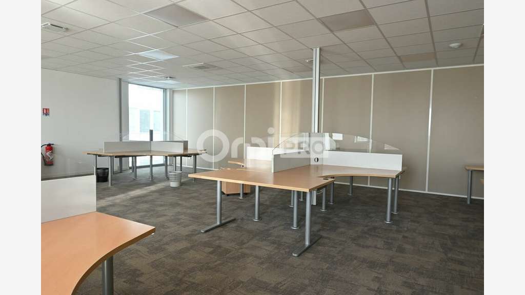 Bureaux de 600m² à louer en R+1 à Rillieux la Pape