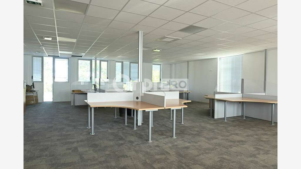 Bureaux de 600m² à louer en R+1 à Rillieux la Pape