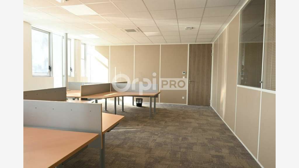 Bureaux de 600m² à louer en R+1 à Rillieux la Pape