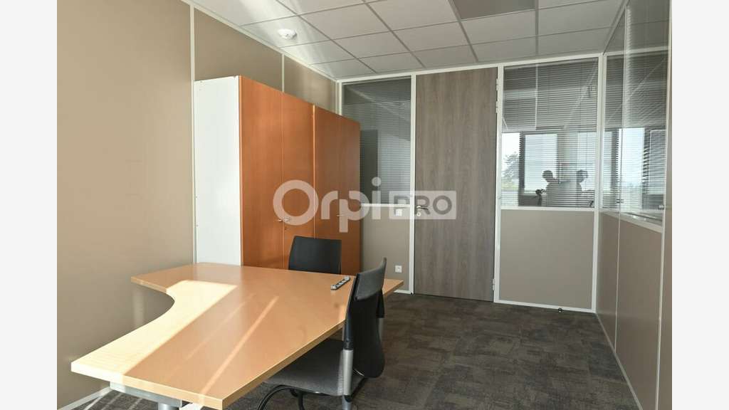 Bureaux de 600m² à louer en R+1 à Rillieux la Pape