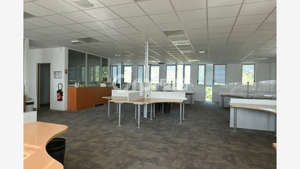 Bureaux de 600m² à louer en R+1 à Rillieux la Pape