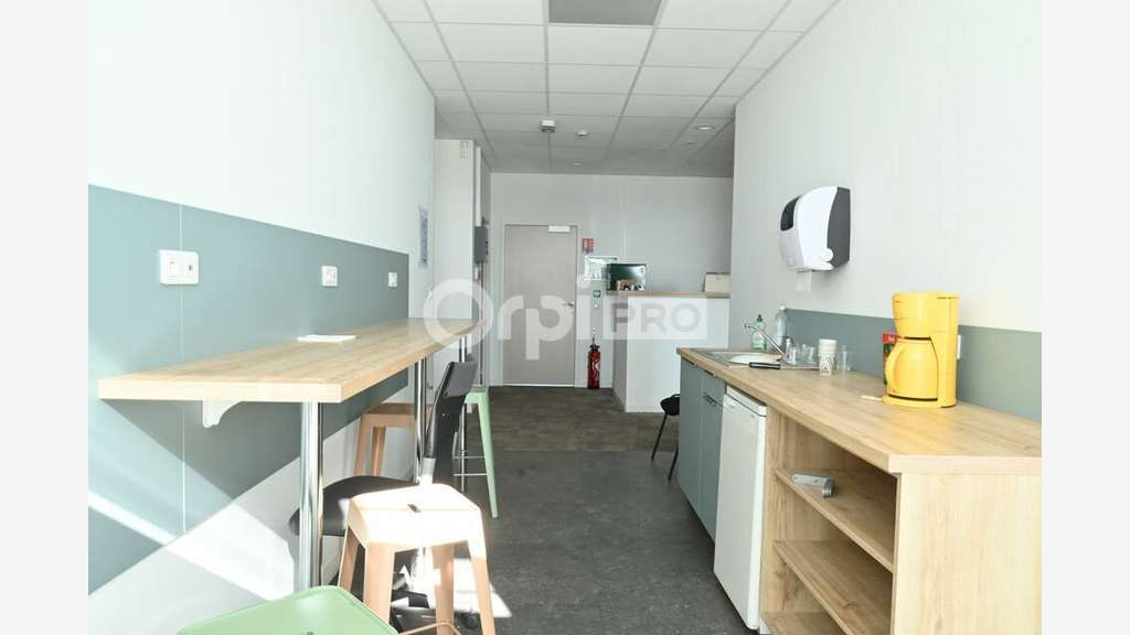 Bureaux de 600m² à louer en R+1 à Rillieux la Pape