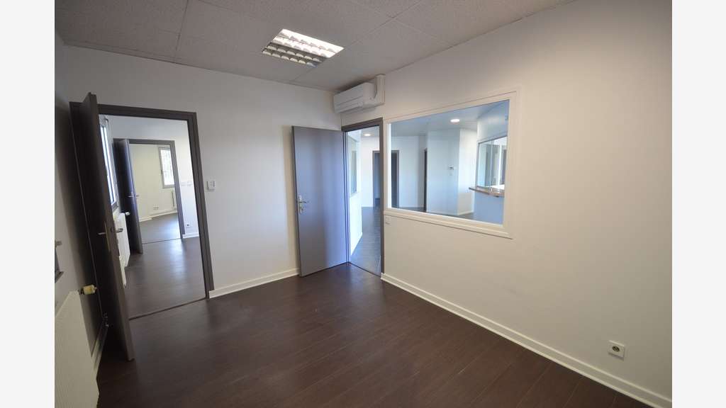 Bureaux 250m² cloisonnés à louer Rillieux-la-Pape