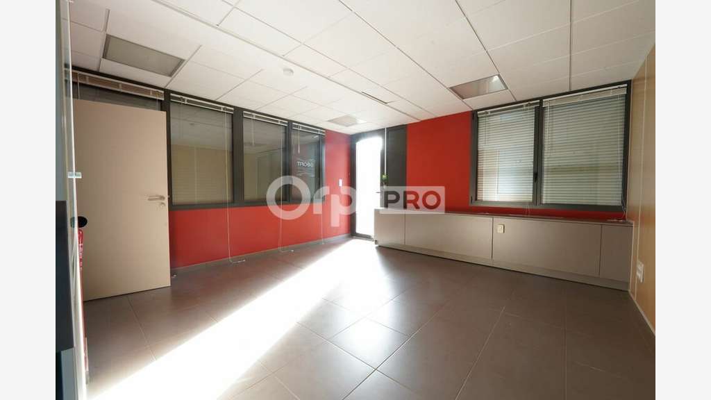 Bureau 175m² à louer à Rillieux-la-Pape