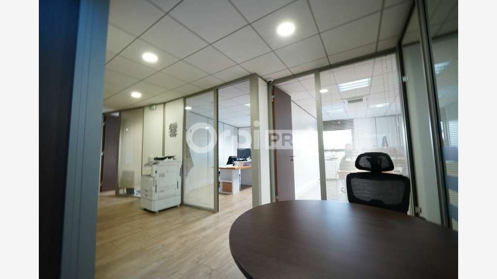 Bureaux à louer 202m² R+1 à Rillieux-la-Pape