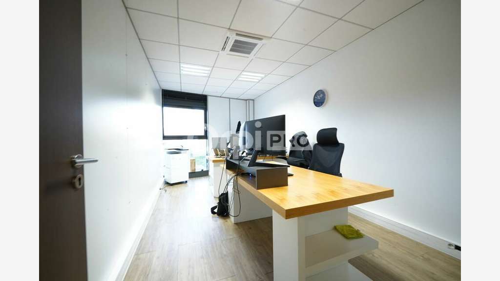 Bureaux à louer 202m² R+1 à Rillieux-la-Pape