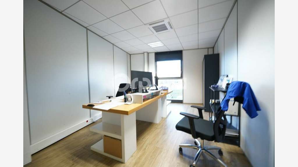 Bureaux à louer 202m² R+1 à Rillieux-la-Pape