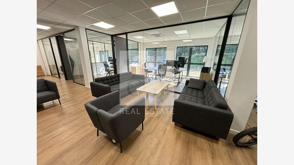 Bureaux de 204m² à louer en RDC Rillieux la Pape
