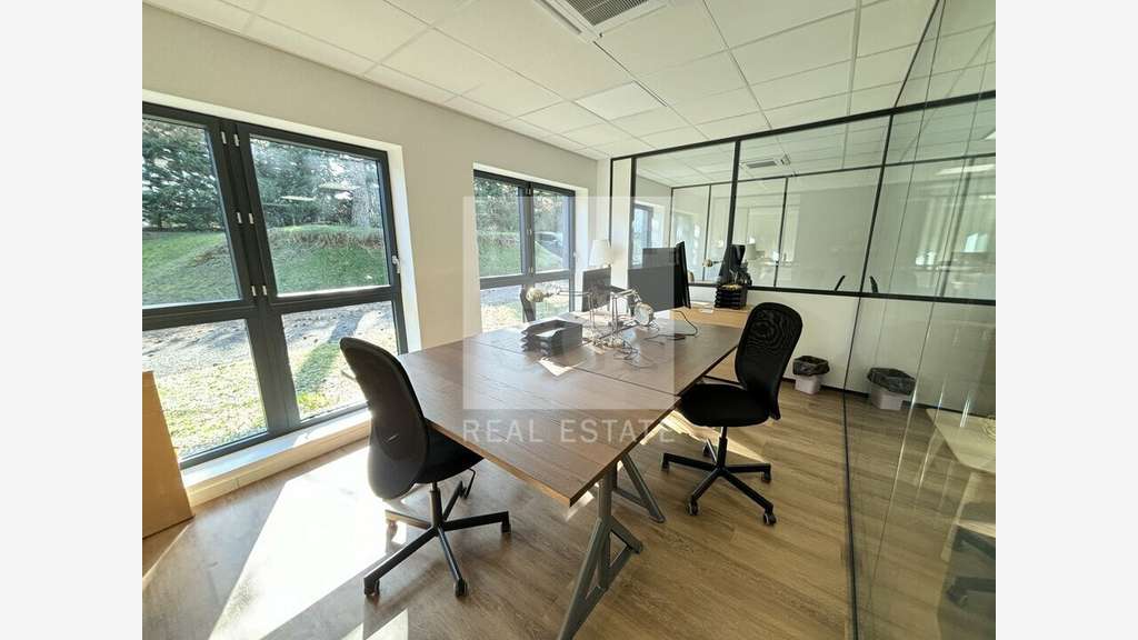 Bureaux de 204m² à louer en RDC Rillieux la Pape