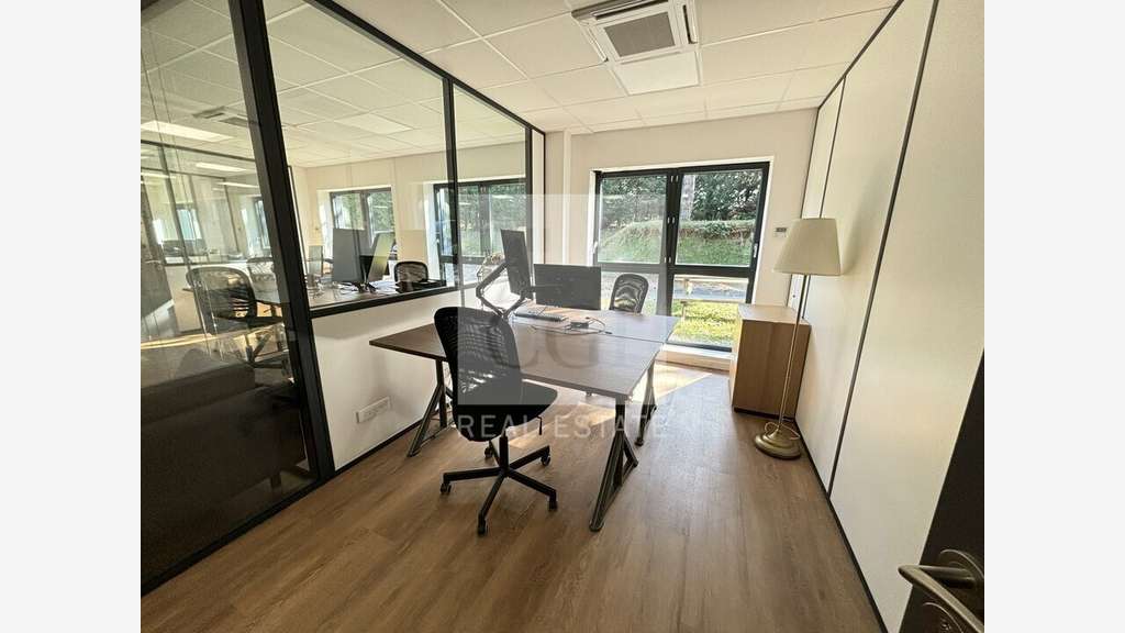 Bureaux de 204m² à louer en RDC Rillieux la Pape