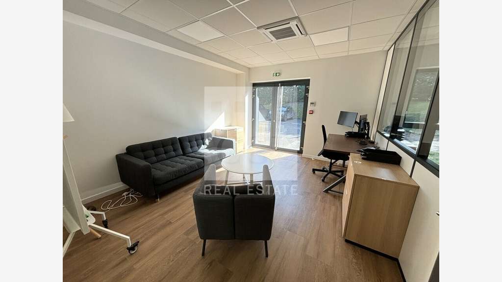 Bureaux de 204m² à louer en RDC Rillieux la Pape