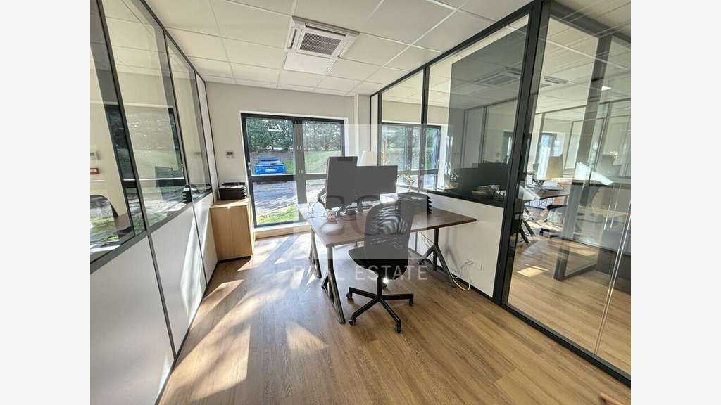 Bureaux de 204m² à louer en RDC Rillieux la Pape