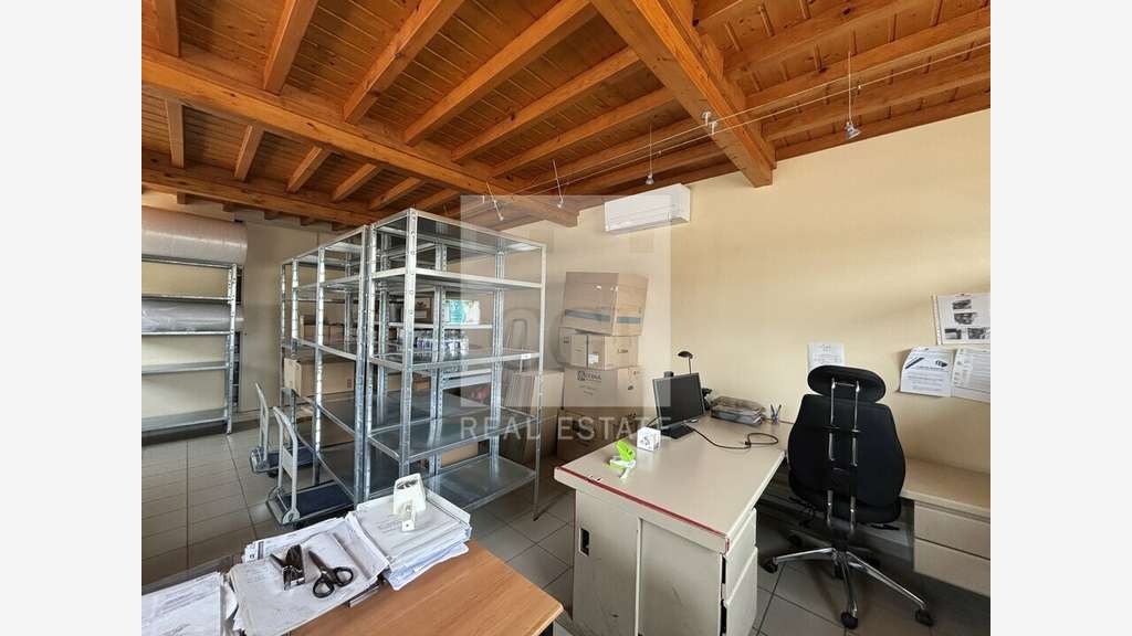 A louer bureaux de 110m² en R+1 à Rillieux-la-Pape
