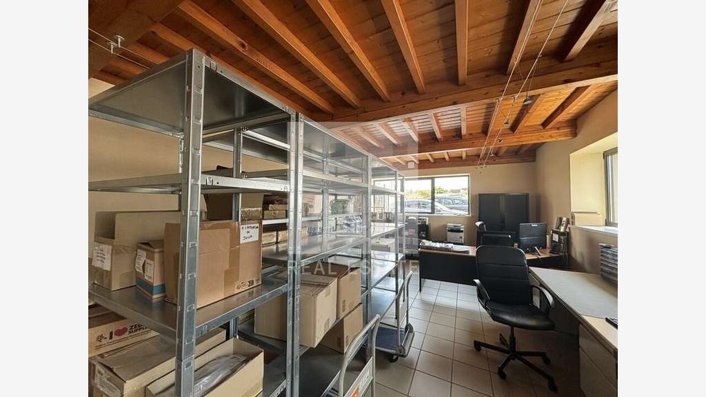 A louer bureaux de 110m² en R+1 à Rillieux-la-Pape