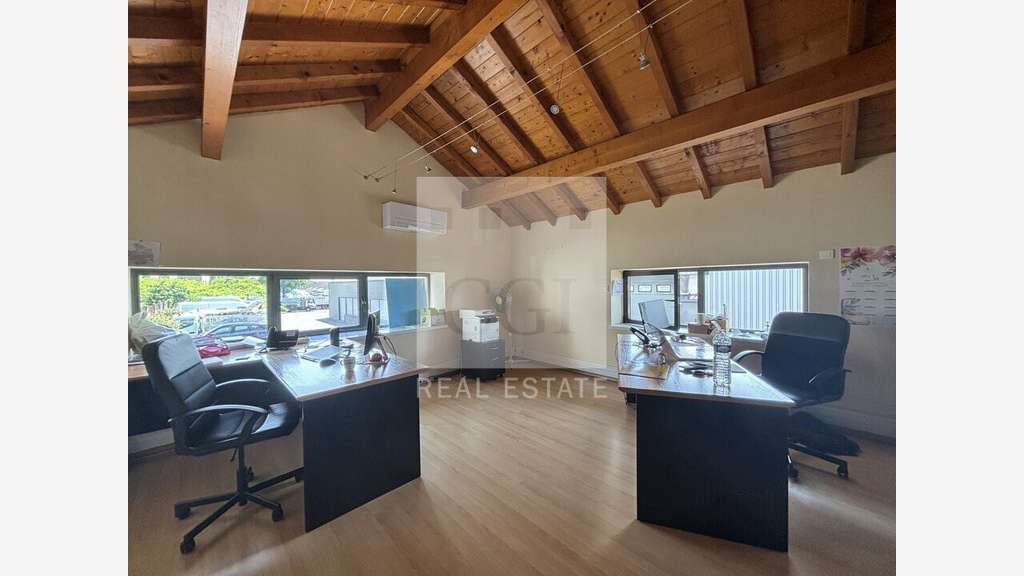 A louer bureaux de 110m² en R+1 à Rillieux-la-Pape
