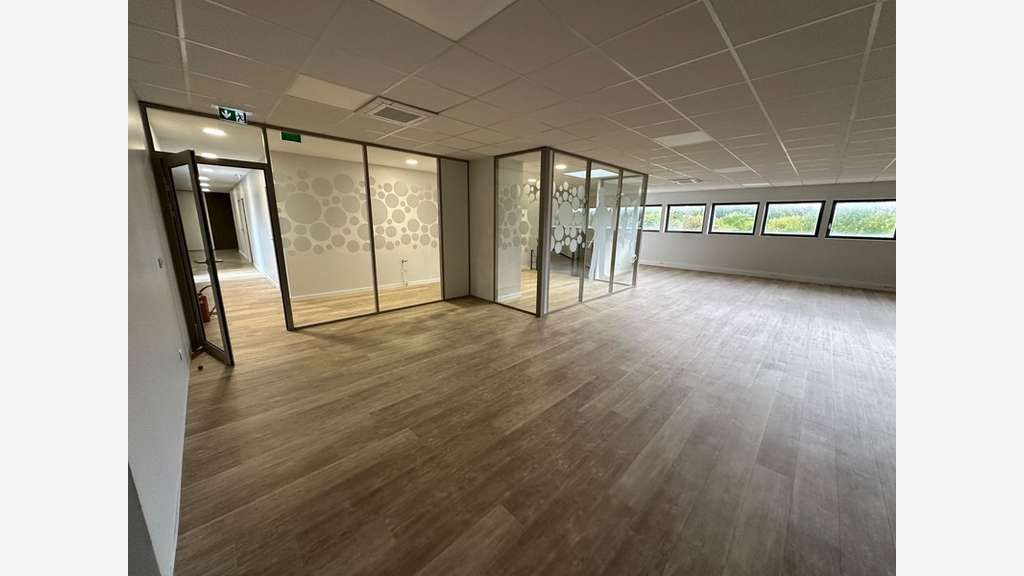 Bureaux de 344m² à louer à Rillieux la Pape (69)