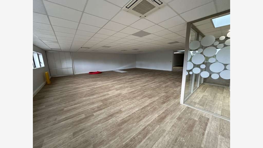 Bureaux de 344m² à louer à Rillieux la Pape (69)