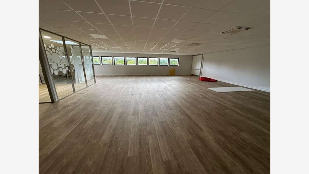 Bureaux de 344m² à louer à Rillieux la Pape (69)